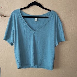 Nice and comfy crop top. Very versatile.